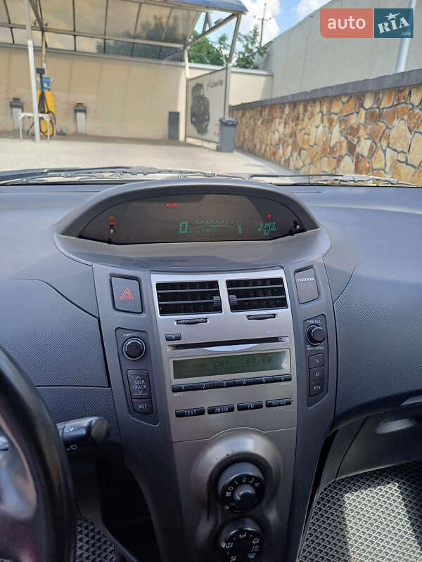 Хэтчбек Toyota Yaris 2011 в Могилев-Подольске