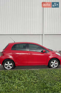 Хетчбек Toyota Yaris 2006 в 