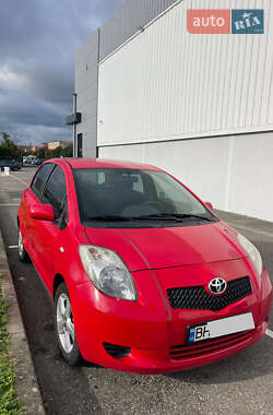 Хетчбек Toyota Yaris 2006 в 