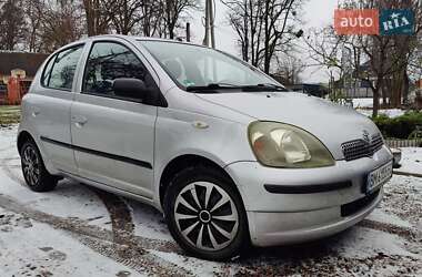 Хэтчбек Toyota Yaris 2000 в Ромнах