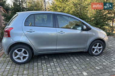 Хэтчбек Toyota Yaris 2006 в 
