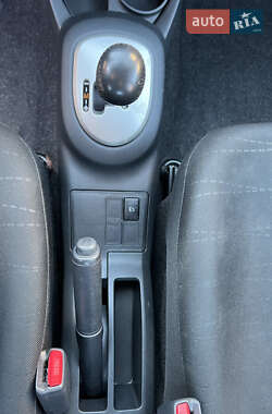 Хэтчбек Toyota Yaris 2006 в 