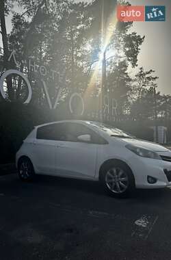 Хэтчбек Toyota Yaris 2012 в 