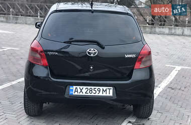 Хэтчбек Toyota Yaris 2006 в 