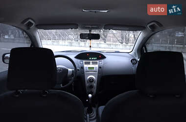 Хэтчбек Toyota Yaris 2006 в 