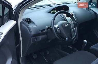 Хэтчбек Toyota Yaris 2006 в 