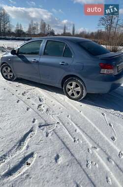 Седан Toyota Yaris 2007 в Пулинах