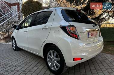 Хэтчбек Toyota Yaris 2015 в 