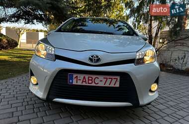Хэтчбек Toyota Yaris 2015 в 