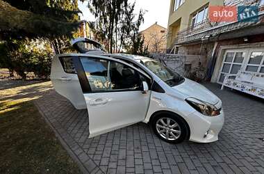Хэтчбек Toyota Yaris 2015 в 
