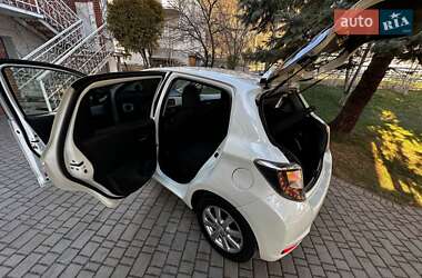 Хэтчбек Toyota Yaris 2015 в 