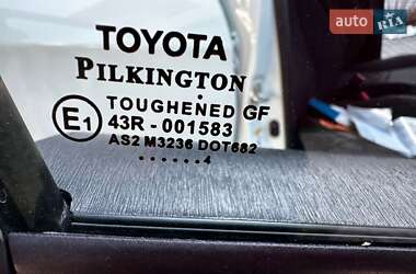 Хэтчбек Toyota Yaris 2015 в 