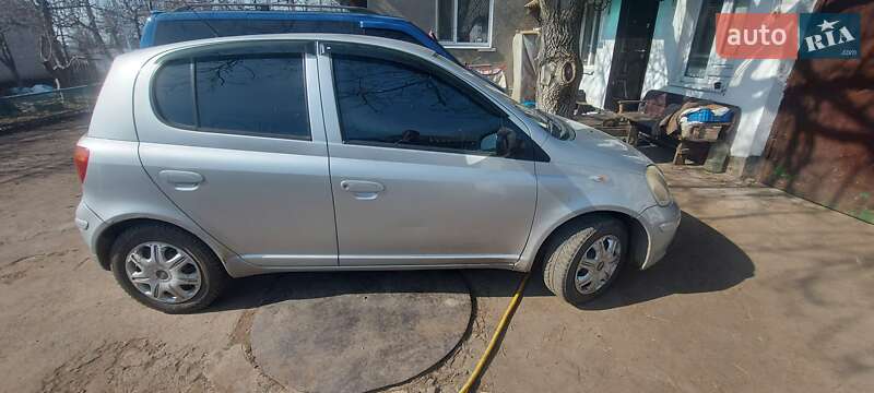 Хэтчбек Toyota Yaris 2004 в Магдалиновке