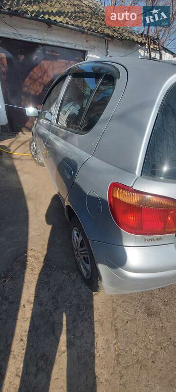 Хэтчбек Toyota Yaris 2004 в Магдалиновке