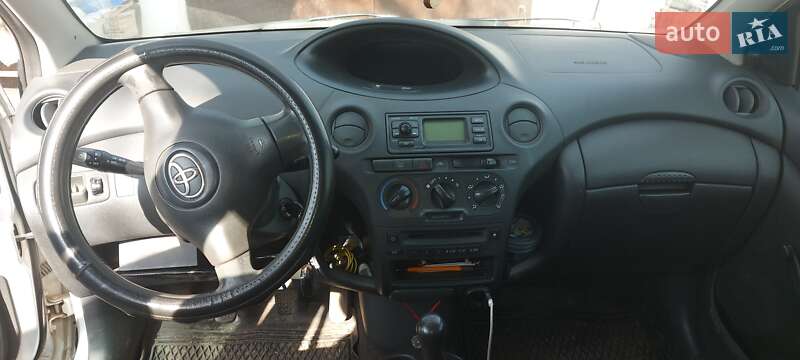 Хэтчбек Toyota Yaris 2004 в Магдалиновке
