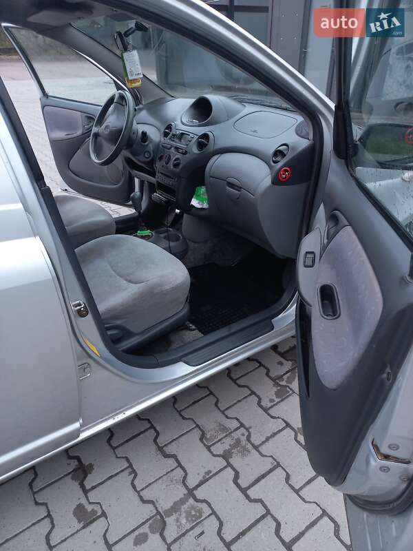 Хетчбек Toyota Yaris 2001 в Судовій Вишні