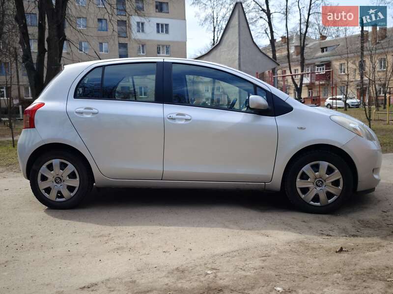 Хэтчбек Toyota Yaris 2007 в 