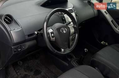 Хэтчбек Toyota Yaris 2007 в 