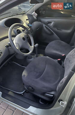 Хэтчбек Toyota Yaris 2002 в 
