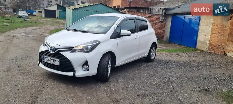 Хэтчбек Toyota Yaris 2016 в 