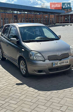 Хэтчбек Toyota Yaris 2003 в 