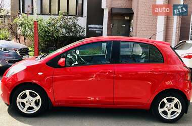 Хэтчбек Toyota Yaris 2006 в 
