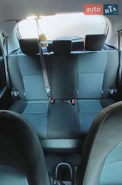 Хэтчбек Toyota Yaris 2013 в 
