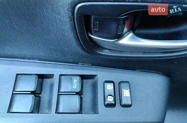 Хэтчбек Toyota Yaris 2013 в 