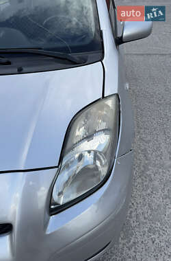 Хэтчбек Toyota Yaris 2010 в 