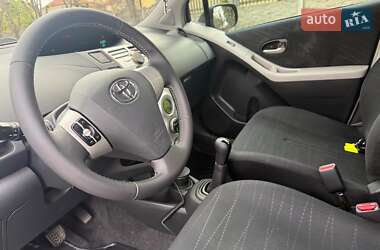 Хэтчбек Toyota Yaris 2006 в 