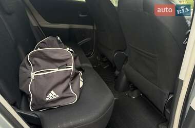 Хэтчбек Toyota Yaris 2006 в 
