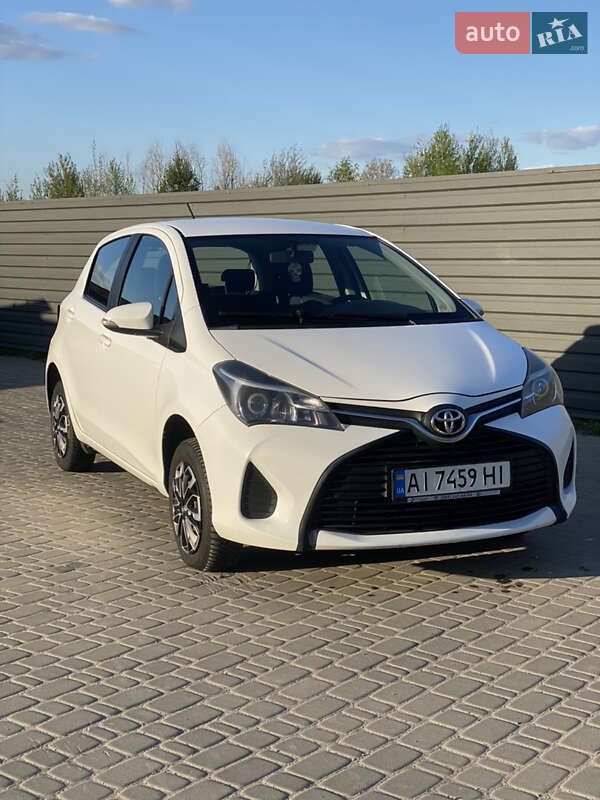 Хэтчбек Toyota Yaris 2014 в 