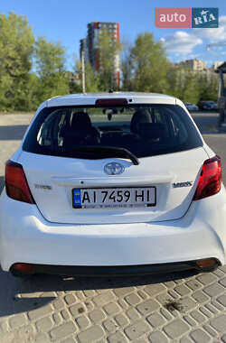Хэтчбек Toyota Yaris 2014 в 