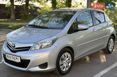 Хэтчбек Toyota Yaris 2012 в 
