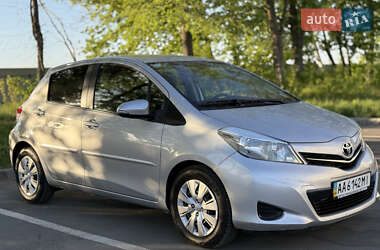 Хэтчбек Toyota Yaris 2012 в 