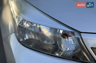 Хэтчбек Toyota Yaris 2012 в 