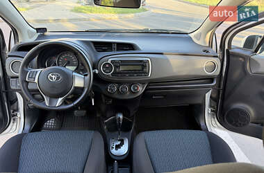 Хэтчбек Toyota Yaris 2012 в 