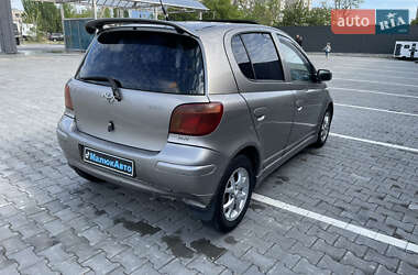 Хэтчбек Toyota Yaris 2003 в 