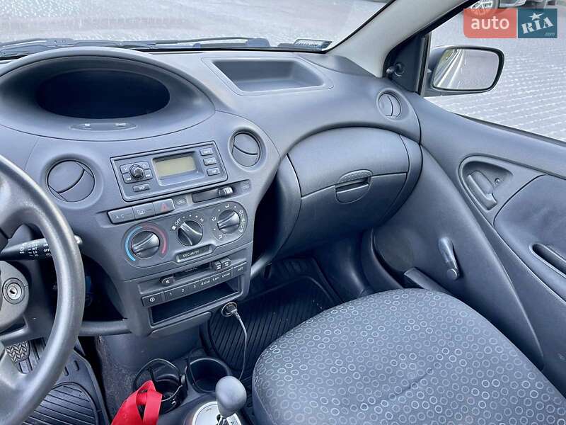 Хэтчбек Toyota Yaris 2004 в Львове