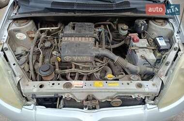Хетчбек Toyota Yaris 2000 в 