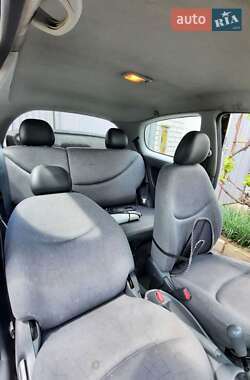 Хетчбек Toyota Yaris 2000 в 