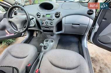 Хетчбек Toyota Yaris 2000 в 