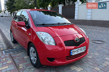 Хэтчбек Toyota Yaris 2007 в 