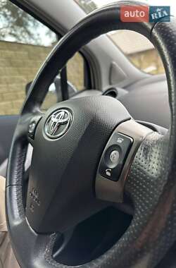Хетчбек Toyota Yaris 2010 в 