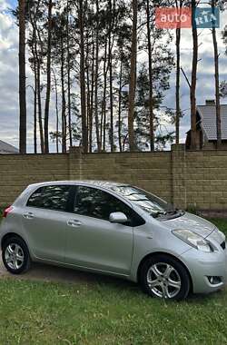 Хетчбек Toyota Yaris 2010 в 