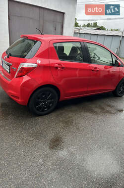 Хэтчбек Toyota Yaris 2012 в 
