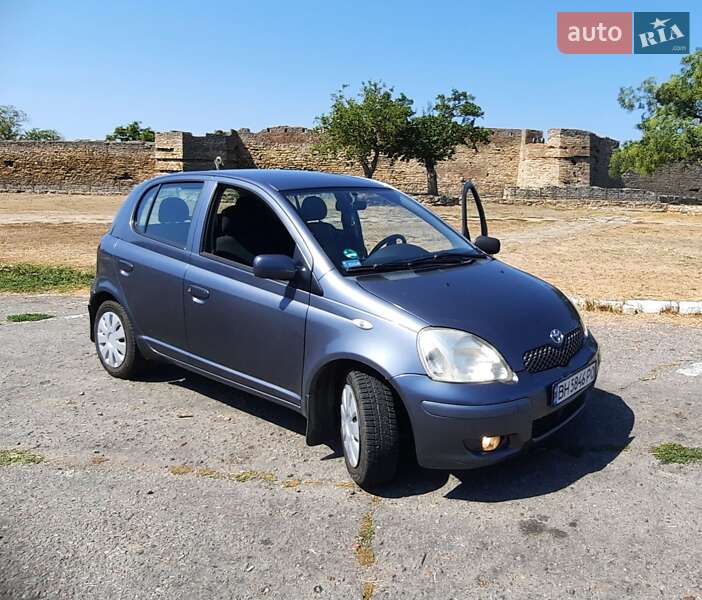 Хэтчбек Toyota Yaris 2005 в 