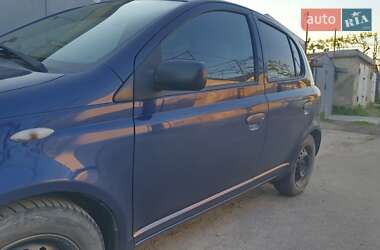 Хетчбек Toyota Yaris 2001 в 