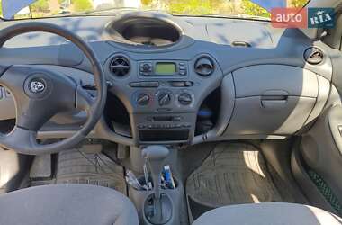 Хетчбек Toyota Yaris 2001 в 