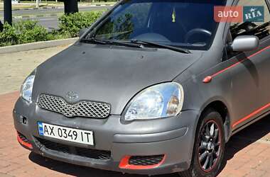 Хэтчбек Toyota Yaris 2004 в 